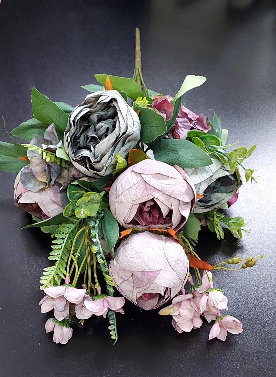 Buchet Elegant cu Bujori Roz-Închis și Gri – Flori Artificiale Premium